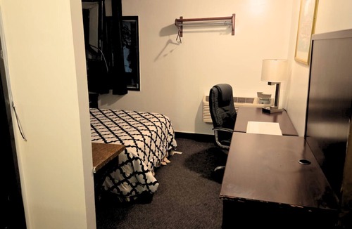 Hutchinson Hotel | Blue Way Inn By Jasper Hutchinson - Comfort 1 Queen Bed Non Smoking