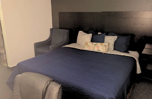 Hutchinson Hotel | Blue Way Inn By Jasper Hutchinson - Comfort 1 King Bed Non Smoking