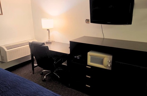 Hutchinson Hotel | Blue Way Inn By Jasper Hutchinson - Comfort 1 King Bed Non Smoking