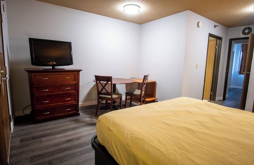 Eagan Hotel | Blue Way Inn Eagan Extended Stay - 1 King Bed Non Smoking