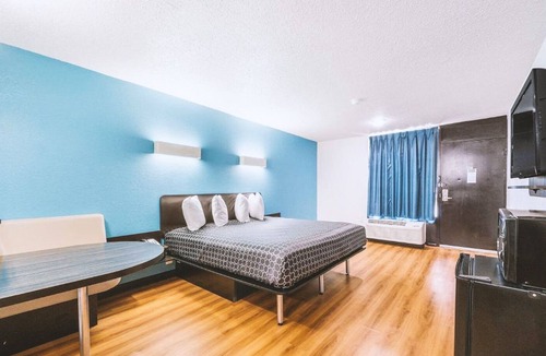 Beeville Hotel | Blue Way Inn & Suites Beeville-Deluxe 1 King Bed with Kitchenette NS