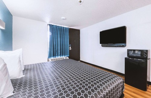 Beeville Hotel | Blue Way Inn & Suites Beeville-Deluxe 1 King Bed with Kitchenette NS