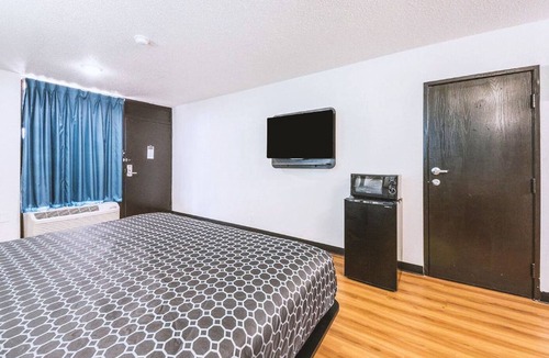Beeville Hotel | Blue Way Inn & Suites Beeville-Deluxe 1 King Bed with Kitchenette NS