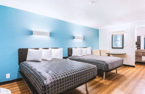 Beeville Hotel | Blue Way Inn & Suites Beeville-Comfort 2 Queen Bed with Kitchenette NS