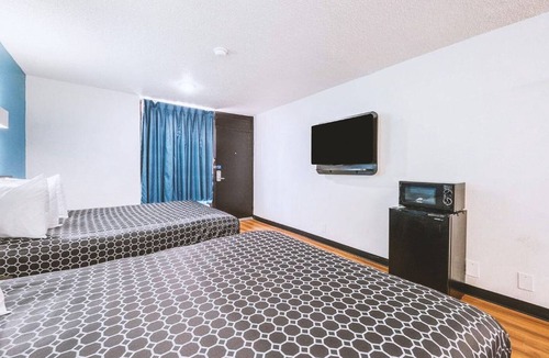 Beeville Hotel | Blue Way Inn & Suites Beeville-Comfort 2 Queen Bed with Kitchenette NS
