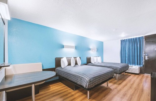 Beeville Hotel | Blue Way Inn & Suites Beeville-Comfort 2 Queen Bed with Kitchenette NS