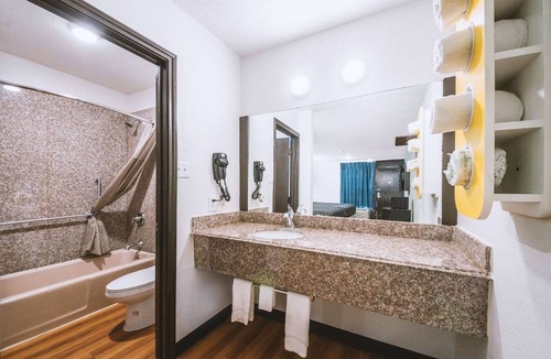 Beeville Hotel | Blue Way Inn & Suites by Jasper Beeville-2 Queen Bed Non Smoking