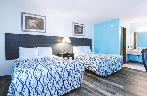 Wellington Hotel | Blue Way Inn & Suites Wellington - 2 Queen Bed Non Smoking
