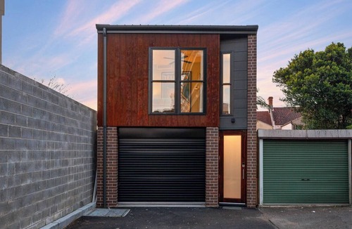 Petersham Apartment | Blue Willow Cosy Hideaway with Everyday Comfort