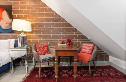 Petersham Apartment | Blue Willow Cosy Hideaway with Everyday Comfort