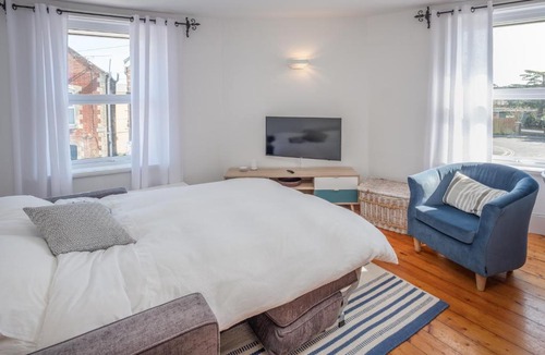 Cowes Apartment | Blue Winds and Waves