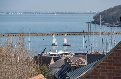 Cowes Apartment | Blue Winds and Waves