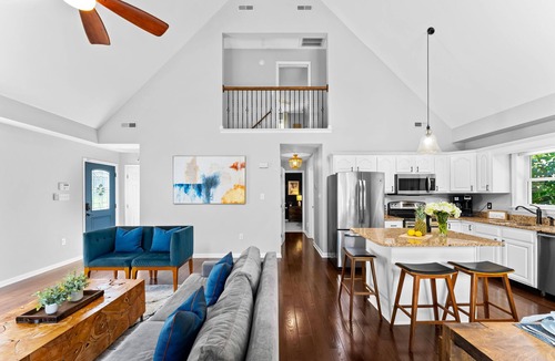 Mayhew House | Blue Wing Bay - Trendy Lakefront Chalet