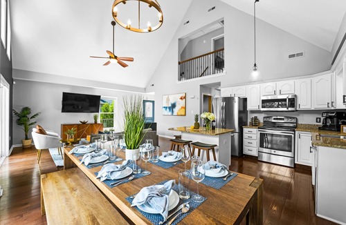 Mayhew House | Blue Wing Bay - Trendy Lakefront Chalet