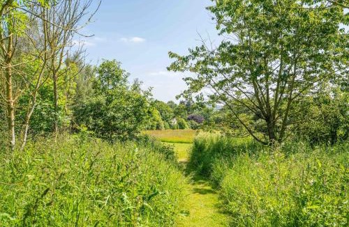 Llanvair Kilgeddin Apartment | Bluebell Cabin & Hot tub