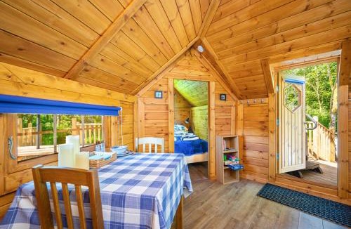 Llanvair Kilgeddin Apartment | Bluebell Cabin & Hot tub
