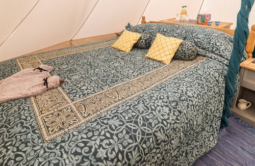 Westbrook Court Cottage | BLUEBELL, romantic, with open fire in Weobley