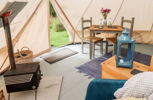 Westbrook Court Cottage | BLUEBELL, romantic, with open fire in Weobley