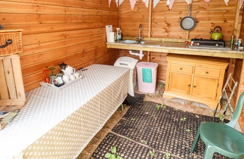 Westbrook Court Cottage | BLUEBELL, romantic, with open fire in Weobley