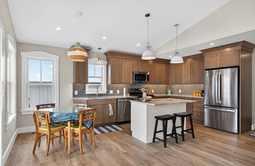 Malta House | Bluebird @ 38 Lake Avenue – Brand New Lakefront Home on Saratoga Lake