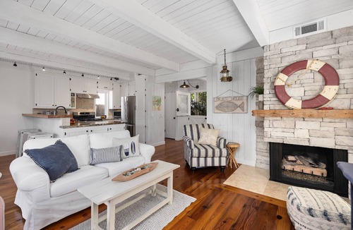 Diamond Crestview Cottage | Bluebird Beach Cottage - walk to beach & village