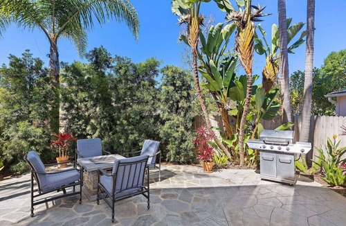 Diamond Crestview Cottage | Bluebird Beach Cottage - walk to beach & village