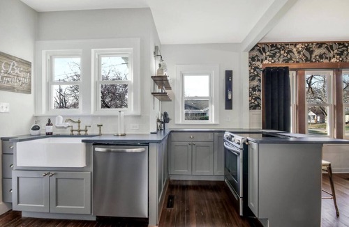 Wichita House | Bluebird Bungalow Spacious Home Ideal for Families and Large Groups