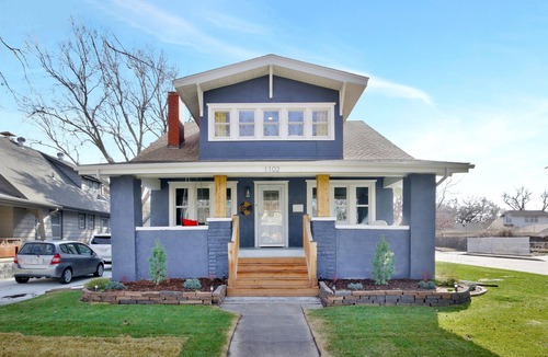 Wichita House | Bluebird Bungalow Spacious Home Ideal for Families and Large Groups