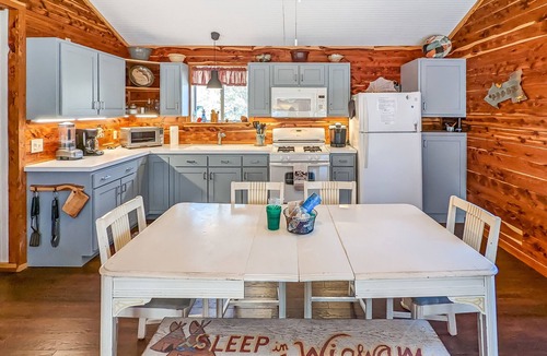 Boswell House | BlueBird Cabin ~ on Livingston Creek