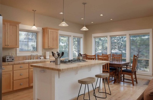 RiverWild House | Bluebird Day - Big River, Luxurious 4BR home in Bend, perfect for families or groups of up to 8.