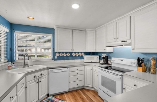 Larkspur House | Bluebird Day - Casa Virginia