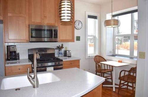 River West House | Bluebird Day - Hummingbird Cottage