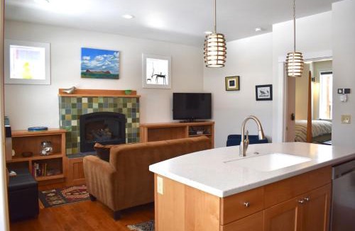 River West House | Bluebird Day - Hummingbird Cottage