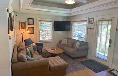 River Terrace House | Bluebird Day - Kingfisher Bungalow