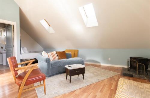 River West House | Bluebird Day - Pine Hideaway