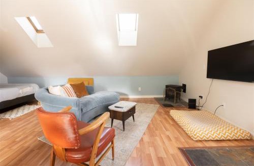 River West House | Bluebird Day - Pine Hideaway