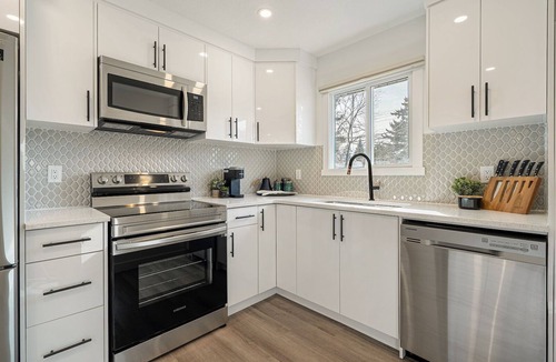 Southeast Calgary House | Bluebird's | Upscale | DT 10 Min Free Parking