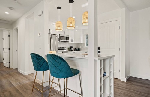 Southeast Calgary House | Bluebird's | Upscale | DT 10 Min Free Parking