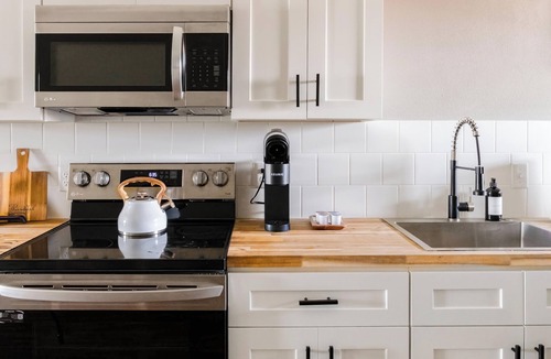 Downtown Apartment | Bluebonnet Blooms: Bright Studio Near Downtown