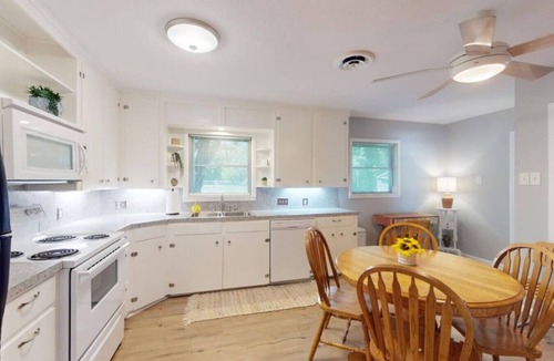 Navasota House | Bluebonnet Bungalow | Downtown Navasota