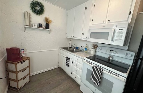 West Tawakoni Cabin | Bluebonnet Cottages by the Lake - Cabin 6