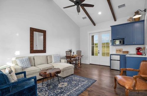 Comfort House | Bluebonnet Cottage, Hot tub, Fire pit, Sleeps 4!