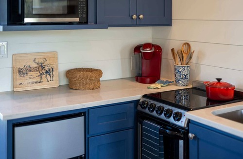 Comfort House | Bluebonnet Cottage, Hot tub, Fire pit, Sleeps 4!