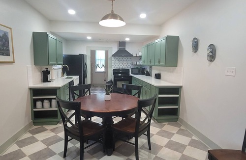 Cleburne House | Bluebonnet Cottage: Victorian Home w 2/king beds & game room in central Cleburne