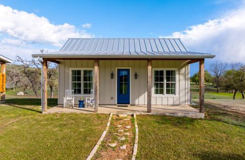Comfort House | Bluebonnet Cottage with hot tub & VIEWS