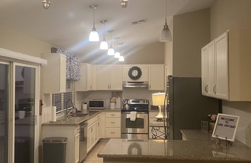 Live Oak House | Bluedoor House Comfy Home close to NB, SA, & RAFB