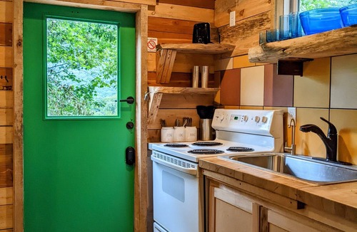 Chattanooga Cabin | Bluegrass Highway ~ Creek & River Nearby ~ 8 Miles to Downtown