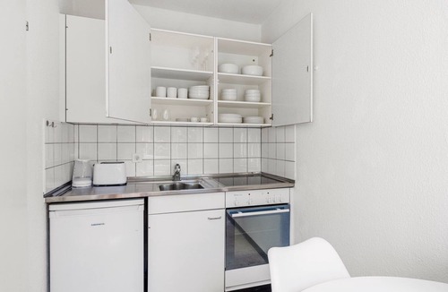 Affoltern Apartment | Blueground | Affoltern, balcony, nr Uetliberg