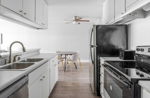 Alameda Apartment | Blueground | Alameda, pool, nr Alameda Beach