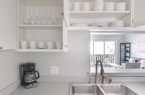 Alameda Apartment | Blueground | Alameda, pool, nr Alameda Beach